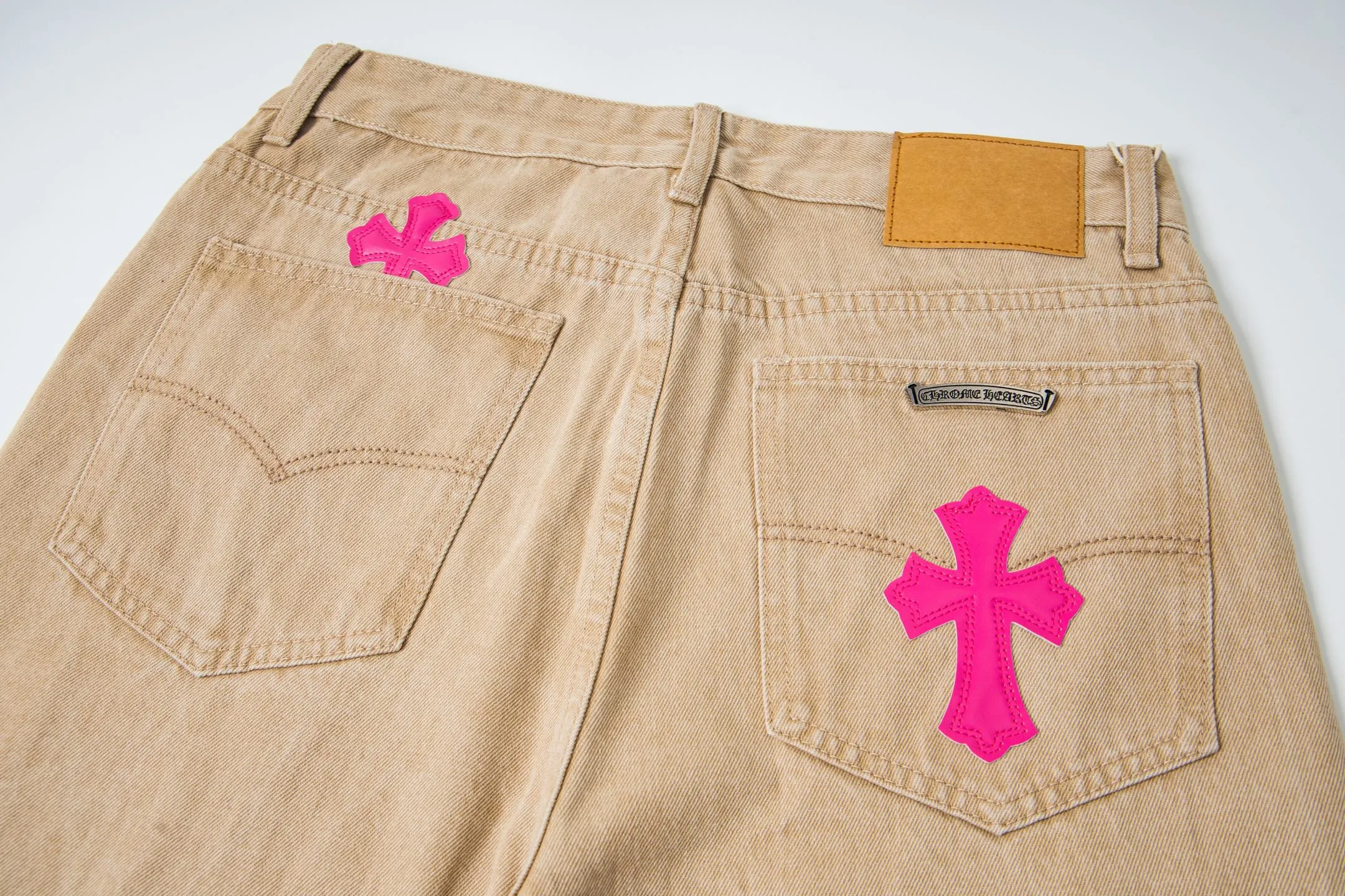 P240 Chrome Hearts 2025 New Miami Limited Couple Washed Jeans with Multiple Pink Cross Leather Labels is a hot item this season and is sought after by countless celebrities and fashionistas. The neat details of the cutting process add color to the playful fashion! The neat and meticulous design, and the well-fitting structure is unique. The upper body not only has outstanding recognition, but also looks younger and younger. A style with the ultimate wearing meaning and performance, gorgeous color matching, and the craftsmanship of this style is also extremely extraordinary. After the finished product is washed, it is disassembled and hand-made with sheepskin cross leather and then spliced ​​together to complete. The whole piece has too many craftsmanship to describe. It is decorated with patchwork cross flowers and high-waisted washed jeans! ! Absolutely high-end luxury product, a god-level single product, a super popular product, made with top heavy industry, a magic weapon that cannot be missed in the street. Style number: 1866# Size: 28 30 32 34 Color: khaki pink khaki black
